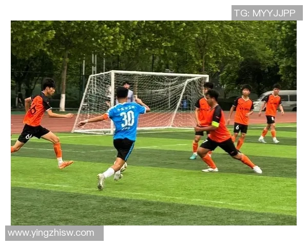 加入学校足球社，挥洒青春热血，共同追逐梦想，成就精彩人生的旅程